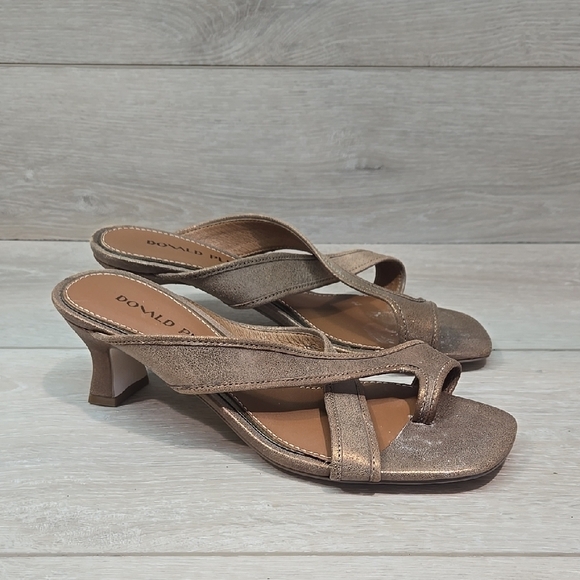 Donald J. Pliner Women's Bronze Gold Heeled Sandals Loop Toe Shoes Sz 7.5M - Picture 1 of 12